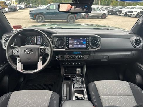 Used 2021 Toyota Tacoma TRD Off-Road w/ Technology Package AWD/4WD image 17