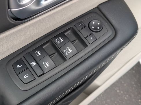 Used 2023 Chrysler Pacifica Touring-L FWD image 16