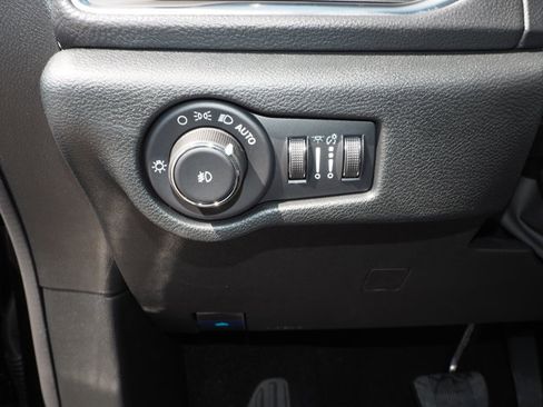 New 2026 Chrysler Pacifica Limited w/ Uconnect Theater Family Group image 32