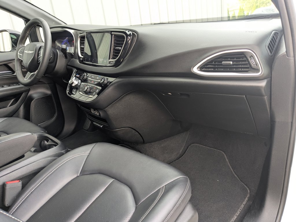 Used 2025 Chrysler Pacifica Select FWD image 31