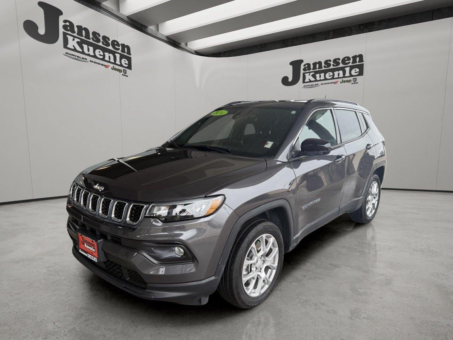 Used 2024 Jeep Compass Latitude AWD/4WD image 7