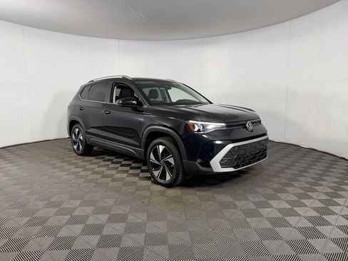 Used 2025 Volkswagen Taos SE AWD/4WD image 5
