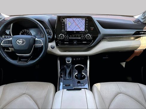 Used 2022 Toyota Highlander Limited FWD image 16