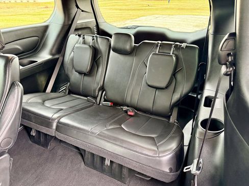 Used 2025 Chrysler Pacifica Select image 13