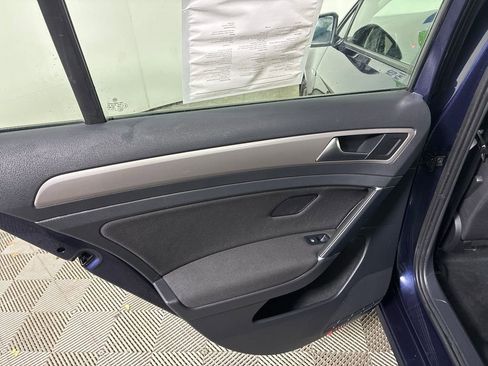 Used 2016 Volkswagen e-Golf SE w/ DC Fast Charging Package image 23