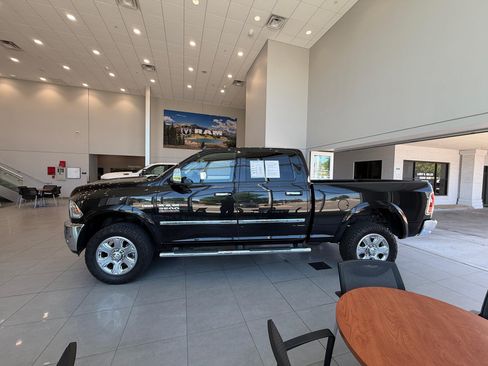 Used 2018 RAM 2500 Laramie AWD/4WD image 2