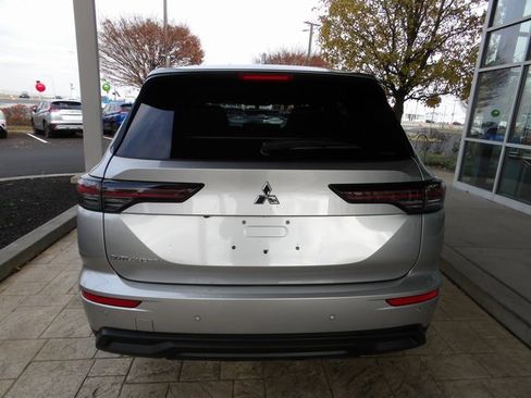 New 2025 Mitsubishi Outlander ES image 6