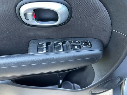 Used 2018 Kia Soul w/ Convenience Package FWD image 25