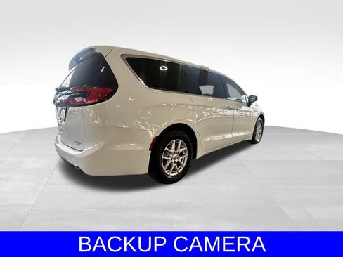 Used 2024 Chrysler Pacifica Touring-L image 4