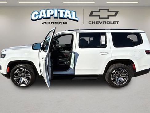 Used 2024 Jeep Wagoneer Series II w/ Flexible Seating Group image 13