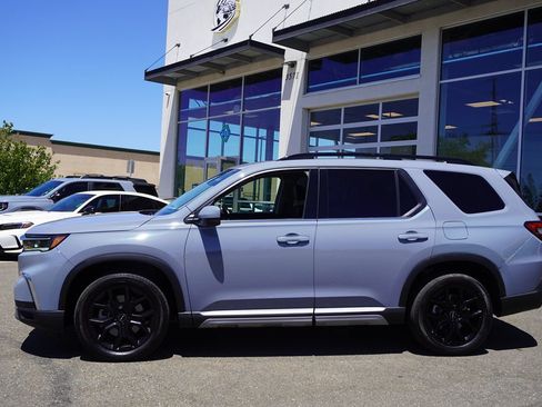 Used 2025 Honda Pilot Touring image 3