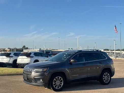 Used 2019 Jeep Cherokee Latitude Plus w/ Comfort/Convenience Group FWD image 11