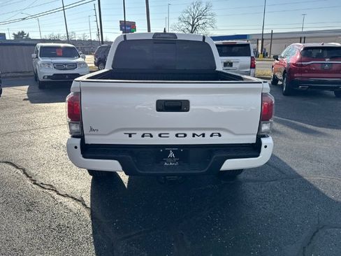 Used 2017 Toyota Tacoma Limited image 3