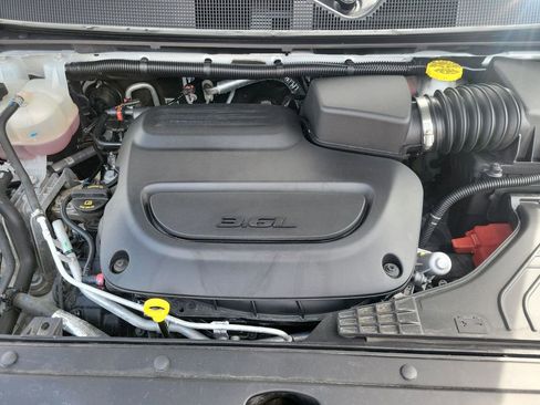 Used 2025 Chrysler Pacifica Select image 35