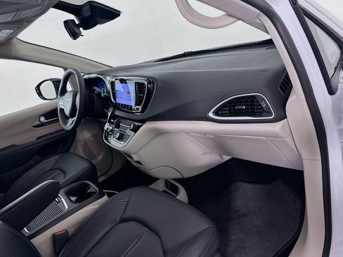 Used 2024 Chrysler Pacifica Touring-L image 28