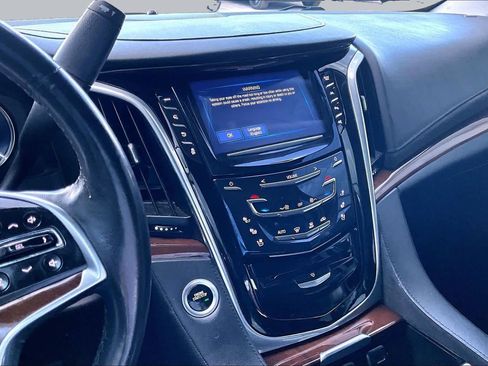 Used 2020 Cadillac Escalade Premium Luxury RWD image 7