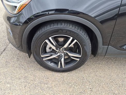 Used 2023 Volvo XC40 B5 Plus image 7