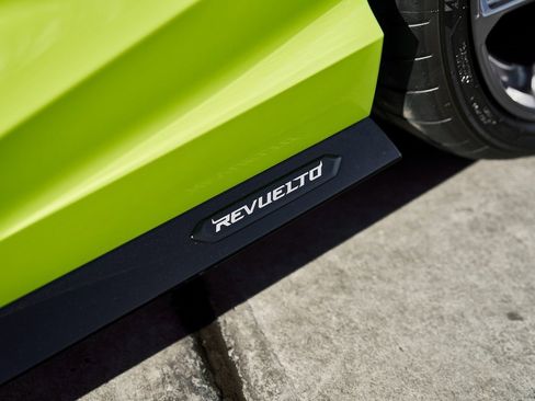 Used 2025 Lamborghini Revuelto image 11