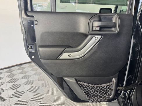 Used 2015 Jeep Wrangler Unlimited Sahara w/ Connectivity Group AWD/4WD image 18