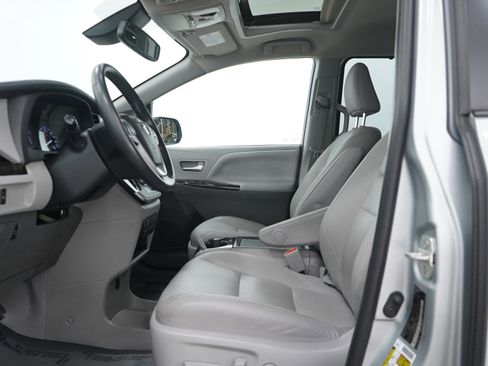 Used 2020 Toyota Sienna XLE image 23