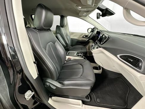 Used 2024 Chrysler Pacifica Select image 30