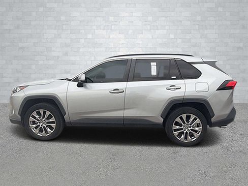 Used 2020 Toyota RAV4 XLE Premium image 6
