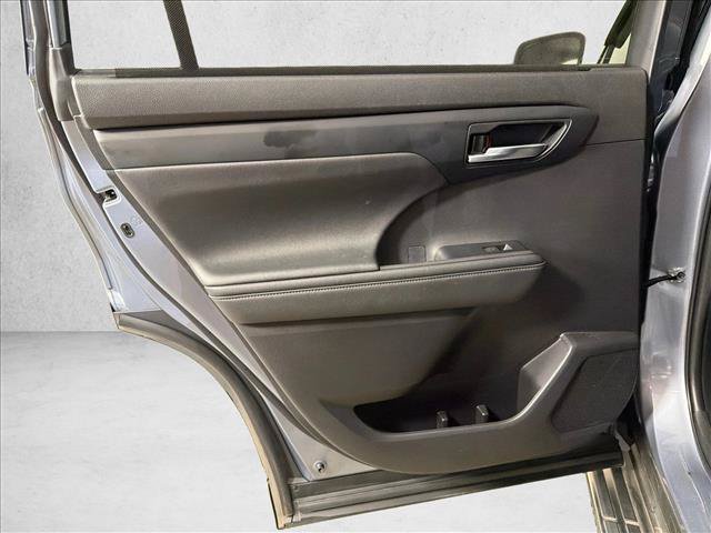 Used 2022 Toyota Highlander XLE FWD image 23