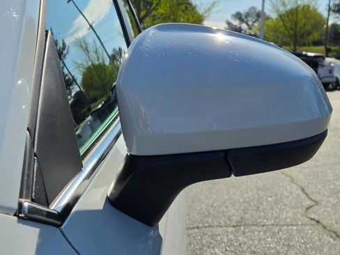 Certified 2022 Volkswagen Taos SE w/ Panoramic Sunroof Package image 11