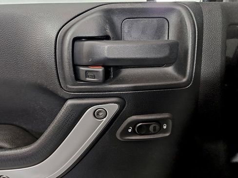 Used 2017 Jeep Wrangler Unlimited Rubicon w/ Connectivity Group image 13