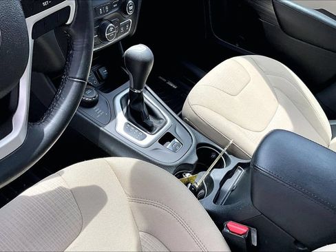 Used 2016 Jeep Cherokee Latitude w/ Comfort/Convenience Group AWD/4WD image 13