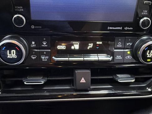 Used 2021 Toyota Highlander LE FWD image 21