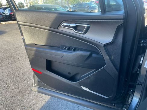 Used 2025 Kia Sportage LX image 18