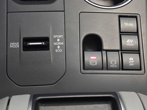 Used 2023 Toyota Highlander XLE AWD/4WD image 17