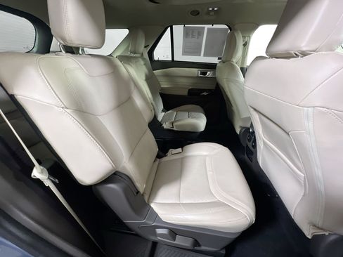 Used 2021 Ford Explorer Platinum w/ Equipment Group 601A AWD/4WD image 30