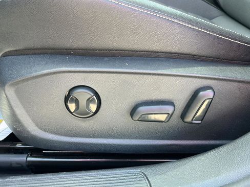 Used 2025 Volkswagen Jetta SE FWD image 22