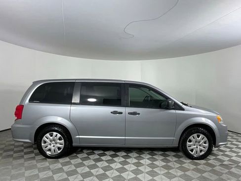 Used 2020 Dodge Grand Caravan SE w/ UConnect Hands-Free Group FWD image 4