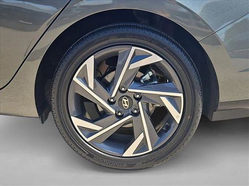 Used 2025 Hyundai Elantra SEL image 25