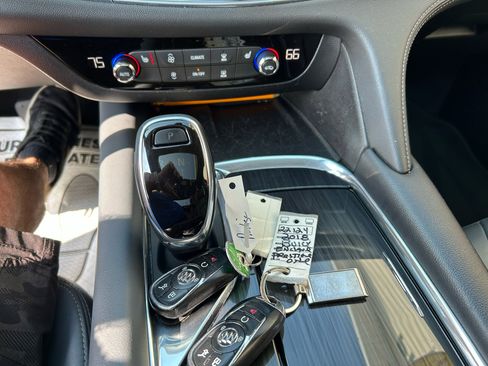 Used 2018 Buick Enclave Essence image 17