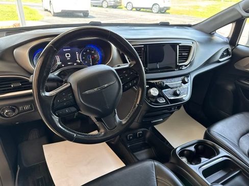 Used 2020 Chrysler Pacifica Touring-L w/ Advanced Safetytec Group AWD/4WD image 13