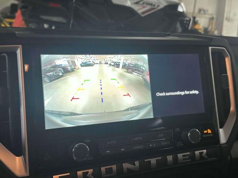 Used 2025 Nissan Frontier SV image 27