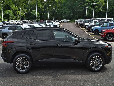 Used 2025 Chevrolet Trax LT w/ LT Convenience Package FWD image 6