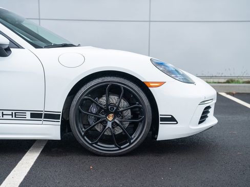 Used 2024 Porsche 718 Cayman image 9