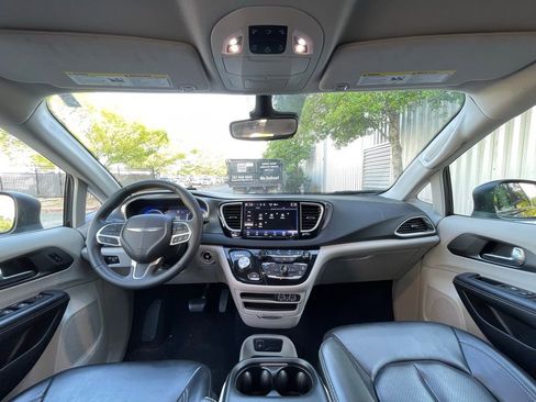 Used 2023 Chrysler Pacifica Touring-L image 31