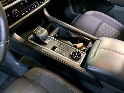 Used 2022 Nissan Pathfinder SV w/ SV Premium Package image 16