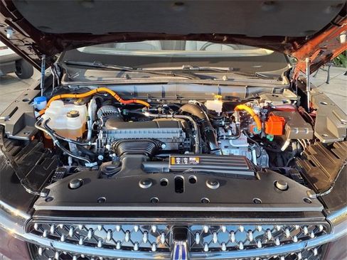 Certified 2025 Lincoln Nautilus Premier image 3