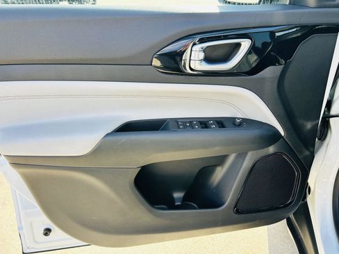 Used 2022 Jeep Compass Limited image 9