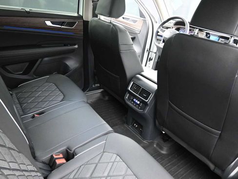 Used 2025 Volkswagen Atlas SEL Premium R-Line image 27