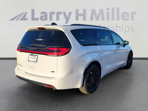 New 2026 Chrysler Pacifica Select w/ S Appearance Package image 6