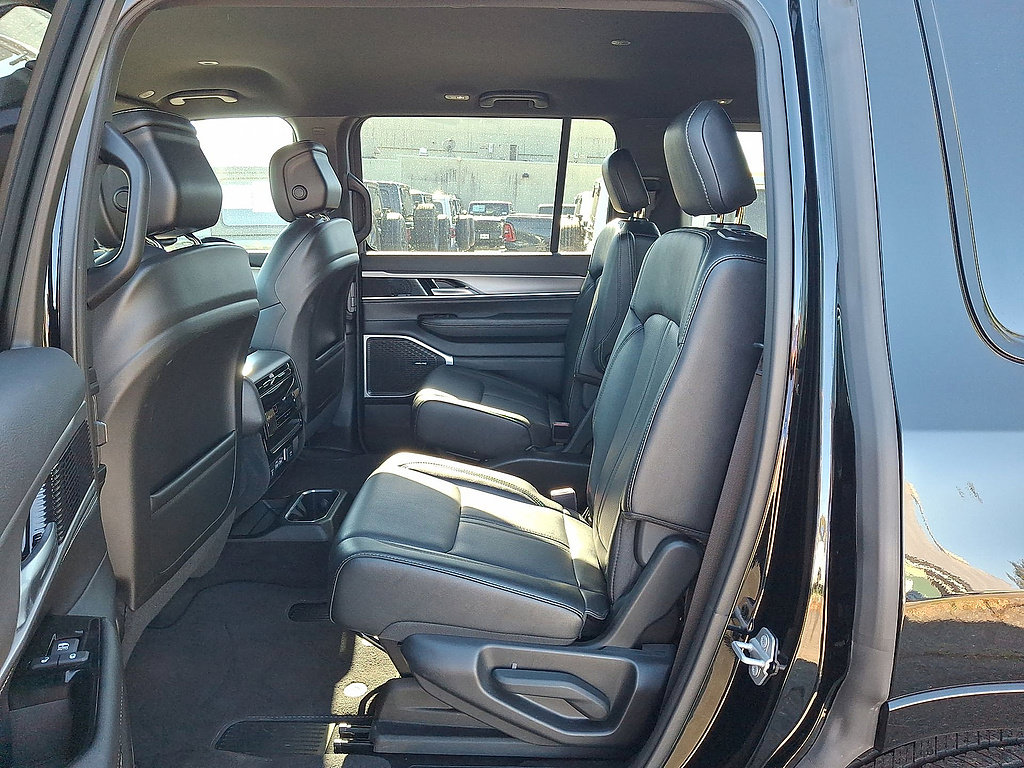 Used 2025 Jeep Wagoneer Series II AWD/4WD image 26