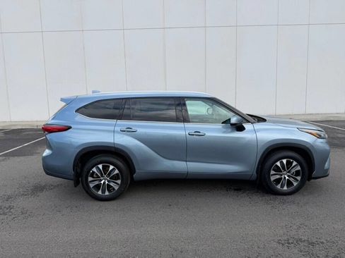 Used 2022 Toyota Highlander XLE AWD/4WD image 14